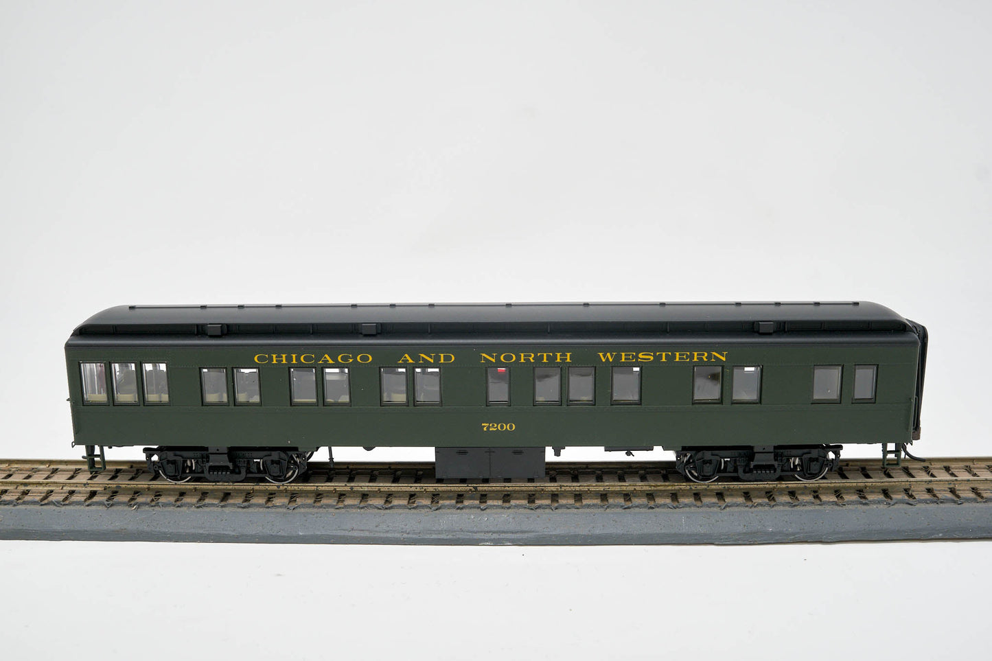 HO 1920-1950 Hwt Pass. C&NW Solarium (Pullman Green) Car #7200