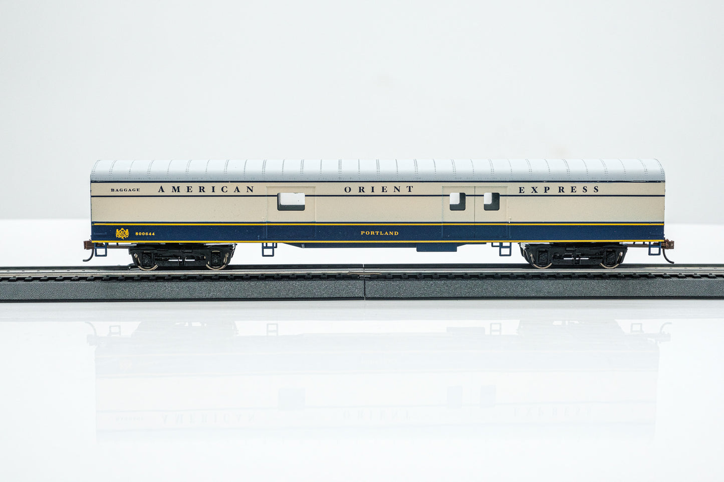 HO Scale 72ft American Orient Express 6-Car Set – RPO, Baggage-Mail, Coach, Dome, Diner, Observation
