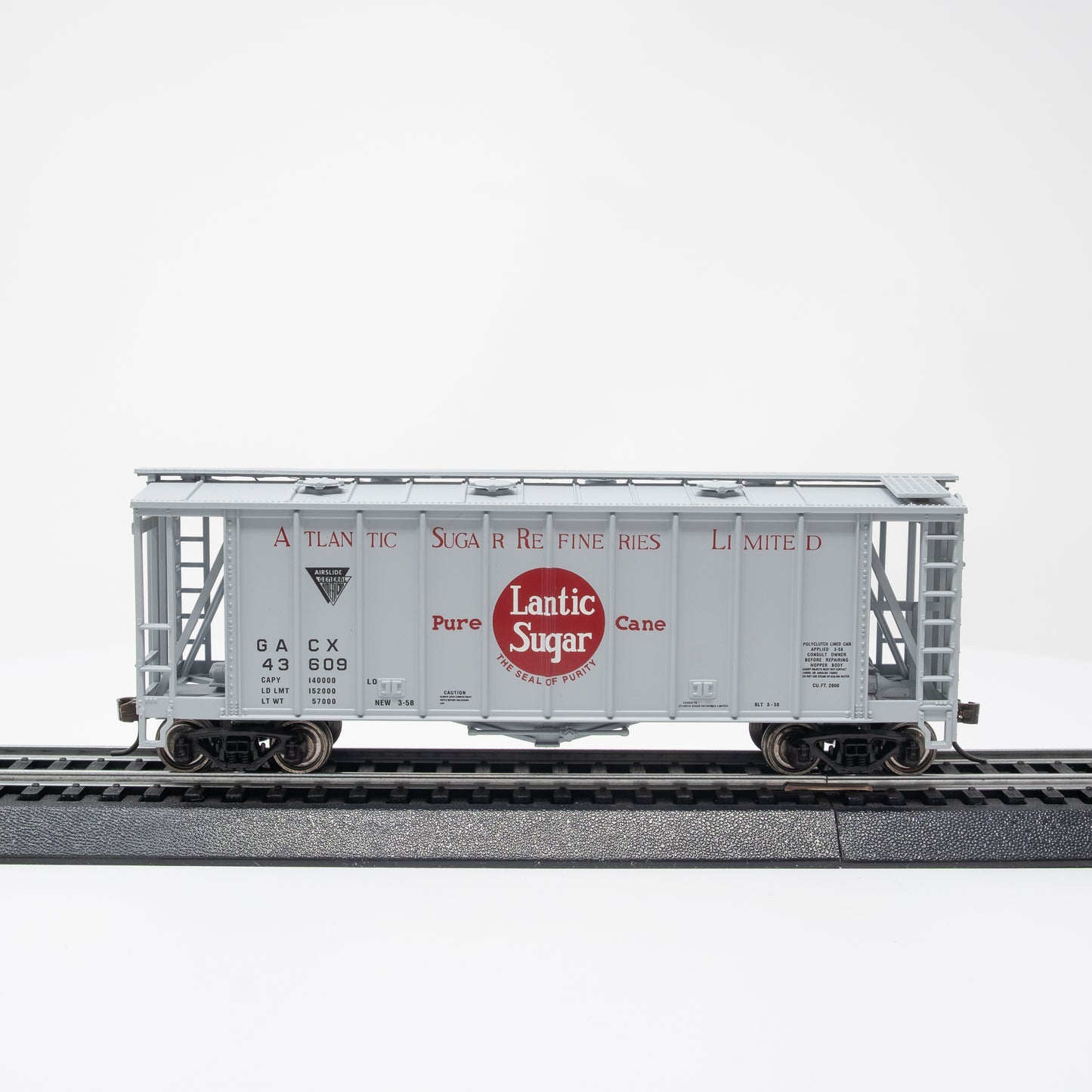 HO Scale Airslide Hopper 2-Pack – Lantic Sugar – Road Numbers 43612 & 43609