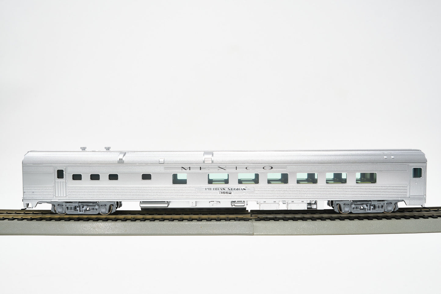 Walthers Mainline 85ft Diner Car – Ferrocarriles Nacionales de México (NdeM) (Decorated by VJ Hobbies for Con-Cor)