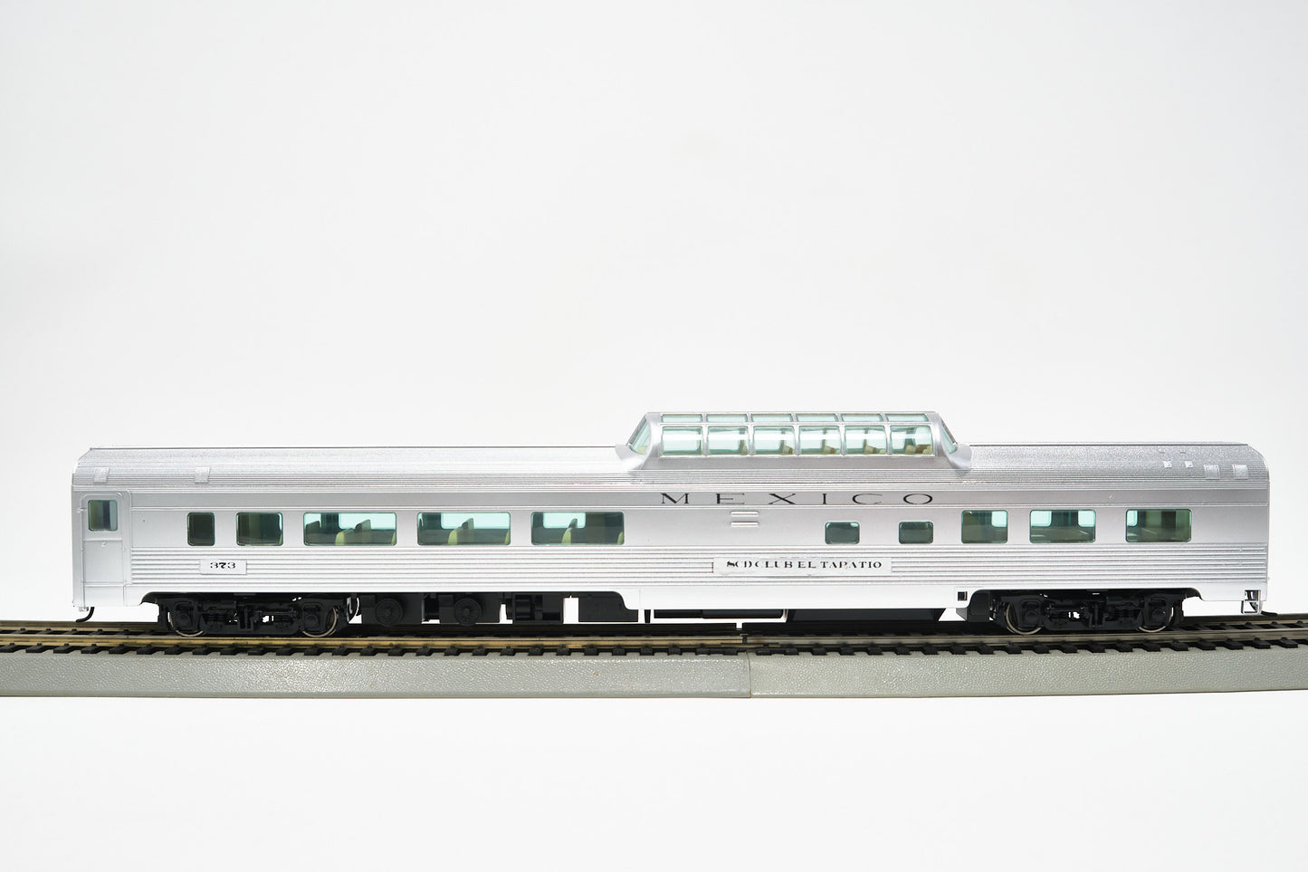Walthers Mainline 85ft Dome Car – Ferrocarriles Nacionales de México (NdeM) (Decorated by VJ Hobbies for Con-Cor)