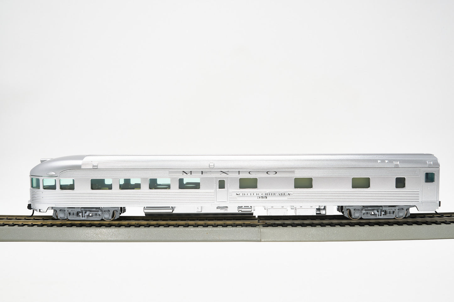 Walthers Mainline 85ft Round-End Observation Car – Ferrocarriles Nacionales de México (NdeM) (Decorated by VJ Hobbies for Con-Cor)