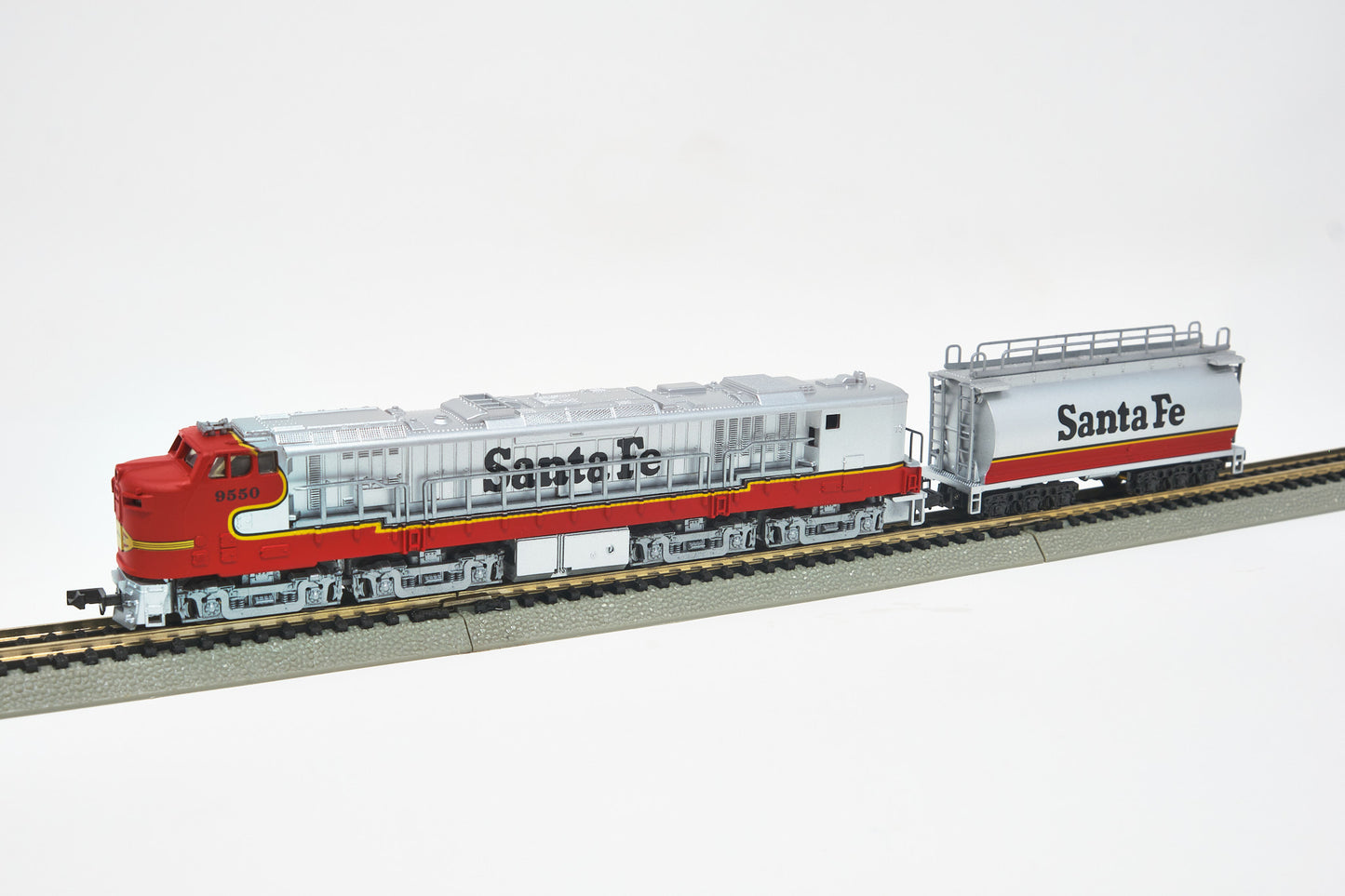 N Scale Gas Turbine & Tender Santa Fe "Warbonnet" Cab #9550 #N scale DC Only