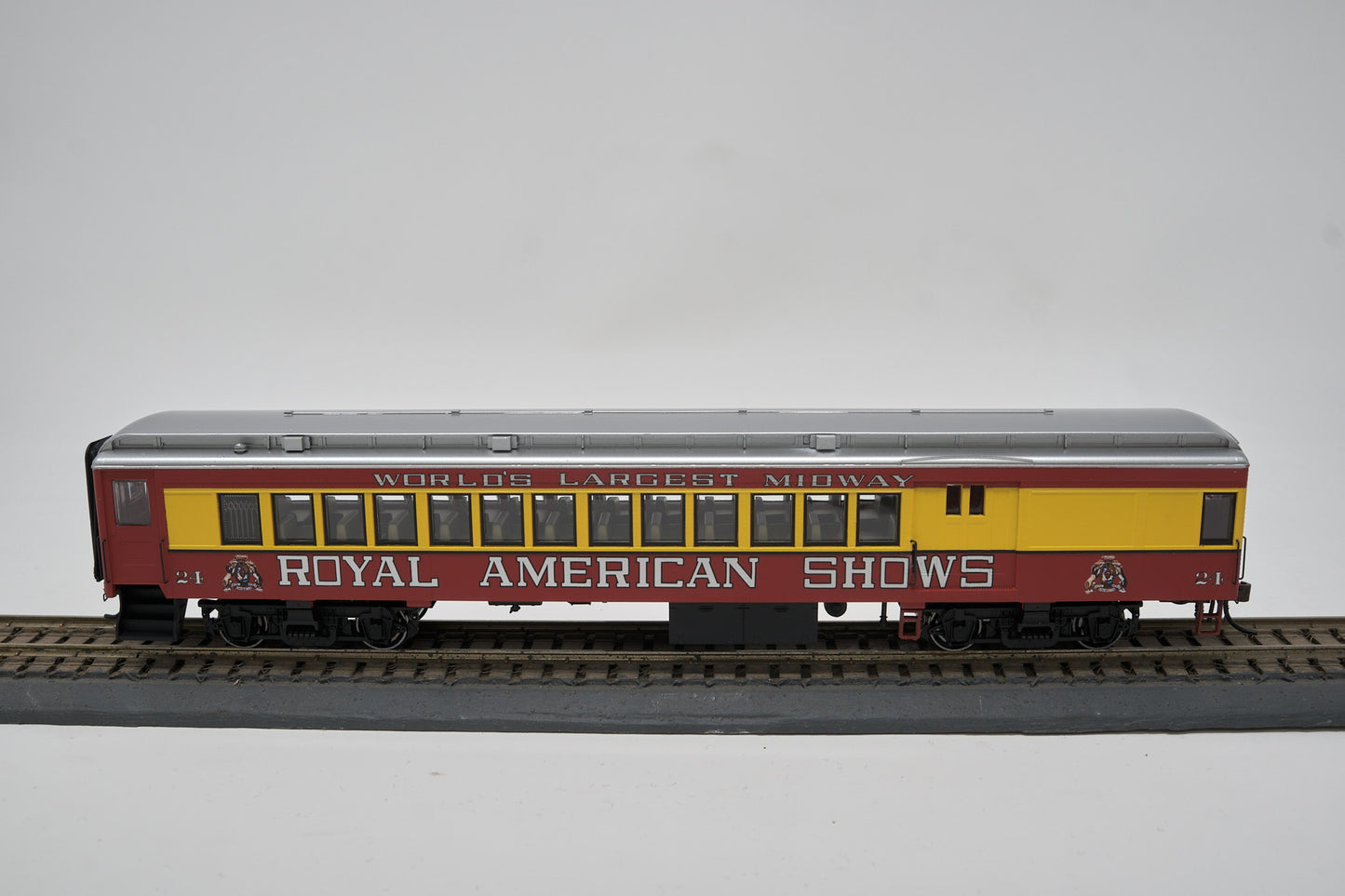 Con-Cor "HO" Royal American Shows Combine Car #24