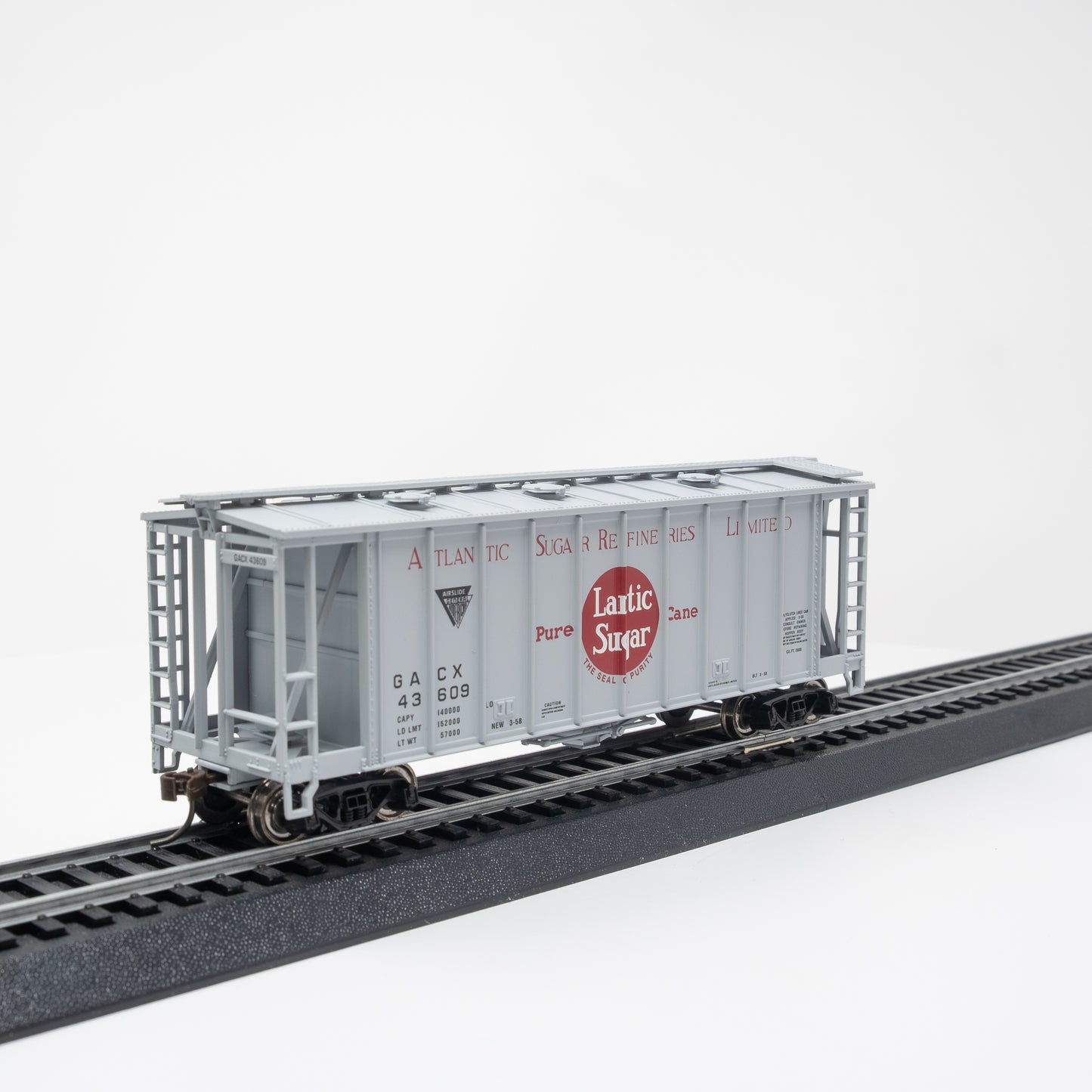 HO Scale Airslide Hopper 2-Pack – Lantic Sugar – Road Numbers 43612 & 43609